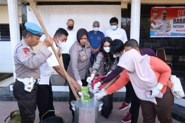 polres_asahan_rebus_barang_bukti_sabu_15_kg