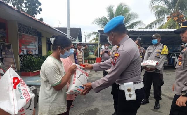 polsek_batang_kuis_bagikan_beras_ke_warga