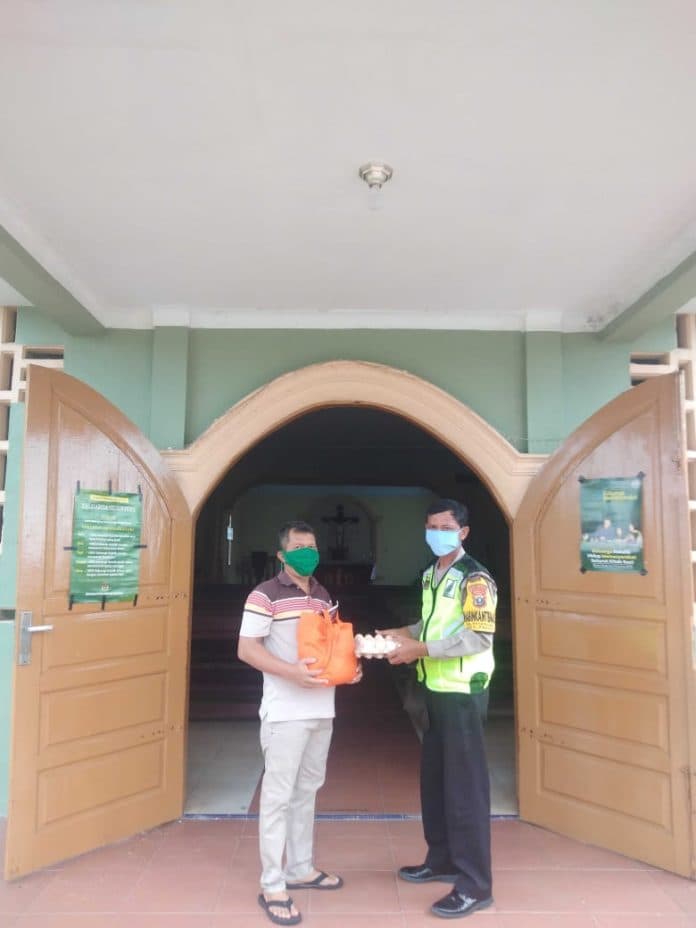 polsek_lubuk_pakam_bagikan_50_paket_bansos