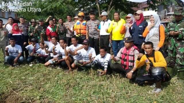 puluhan_preman_ikut_bersihkan_sungai_deli