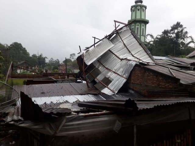 puting_beliung_kembali_mengamuk_di_toba