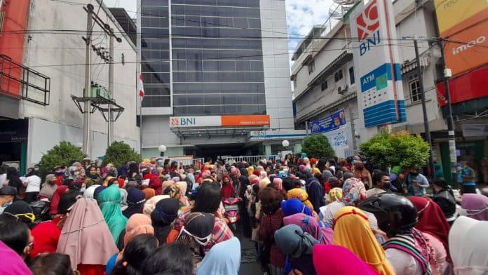 ratusan_emak_emak_berkerumun_di_bni_siantar
