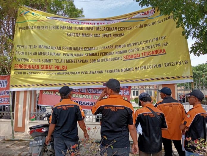 ratusan_karyawan_ptpn2_demo_pn_lubuk_pakam