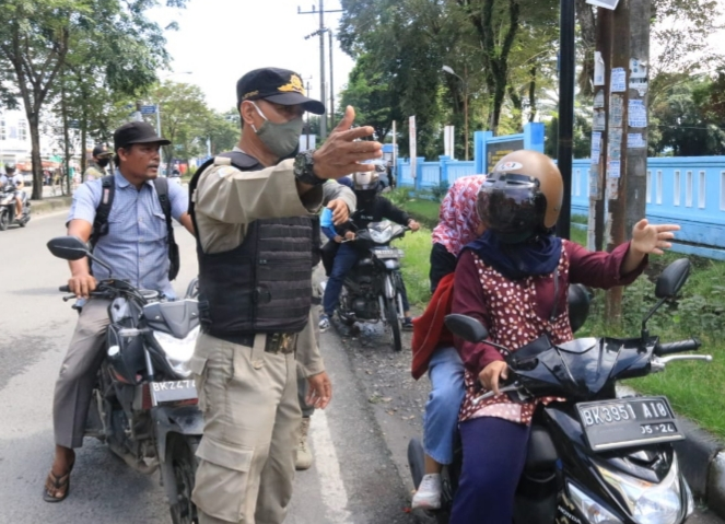 ratusan_warga_medan_terjaring_razia_masker