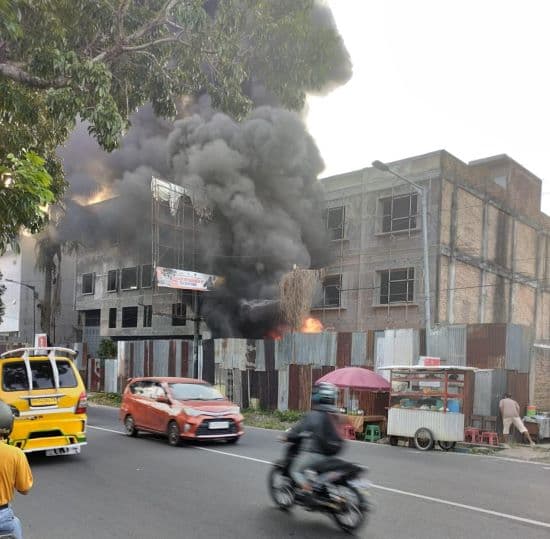 ruko_kosong_di_jalan_di_panjaitan_terbakar