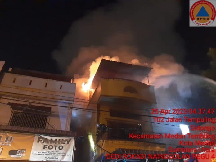 ruko_tiga_lantai_terbakar_di_medan_tembung