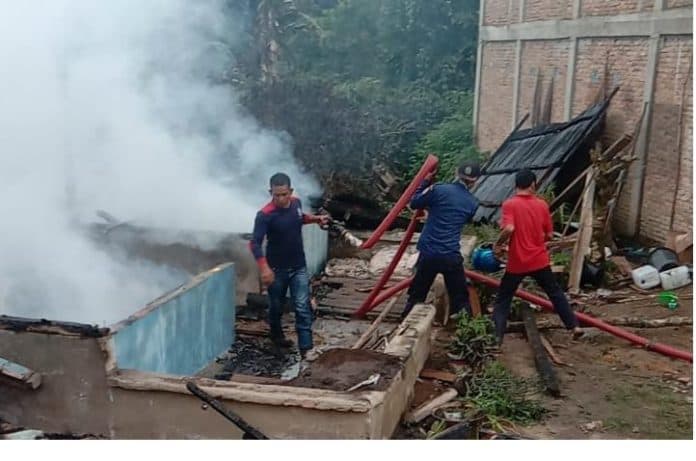 rumah_darwin_simamora_hangus_terbakar