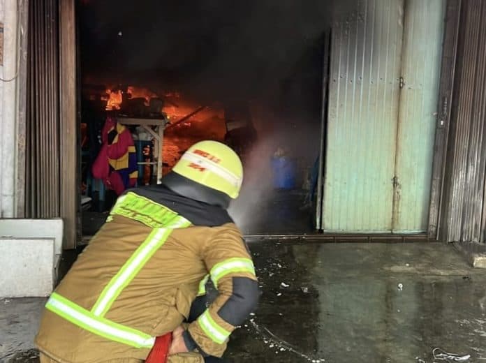rumah_makan_seafood_di_medan_area_terbakar