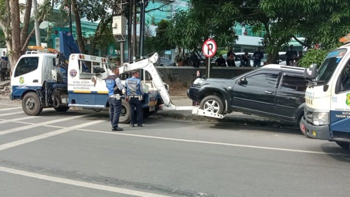 salah_parkir_dua_mobil_diderek_di_medan