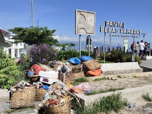 sampah_menumpuk_di_rtp_pantai_bebas_parapat