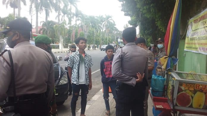 satpol_pp_siantar_gencar_razia_masker