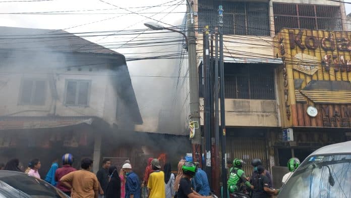 satu_kios_di_pasar_sukaramai_medan_terbakar