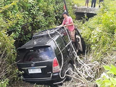 satu_unit_mobil_terperosok_di_toba