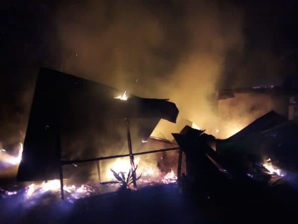 satu_unit_rumah_di_silau_manik_terbakar