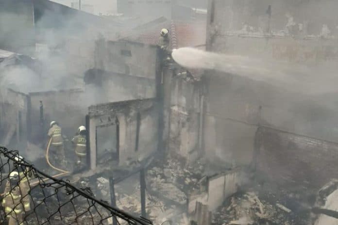 sejumlah_bangunan_di_taman_sari_terbakar