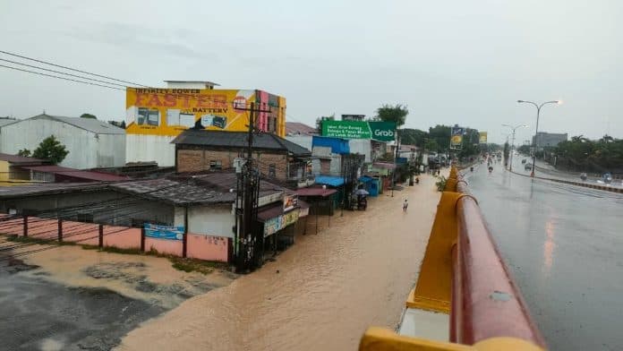 sejumlah_ruas_jalan_di_medan_amplas_banjir