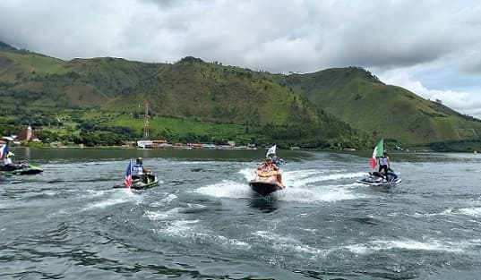 siap_bertarung_22_racer_lintasi_danau_toba