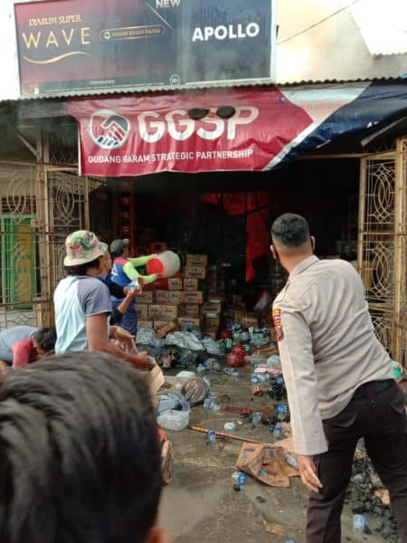 sijago_merah_ngamuk_grosir_sembako_terbakar
