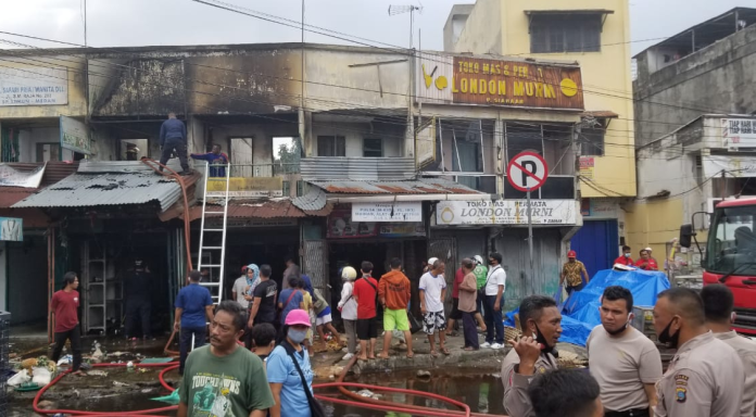simpang_limun_membara_8_unit_ruko_terbakar