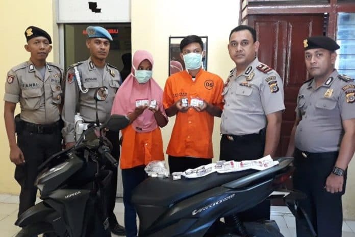suami_istri_bongkar_toko_handphone