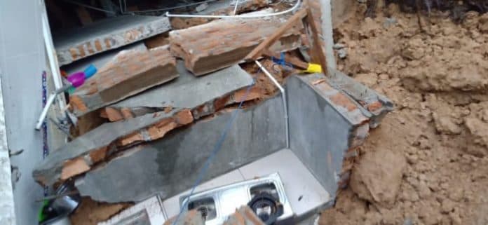 tiga_rumah_di_bangun_purba_tertimpa_longsor