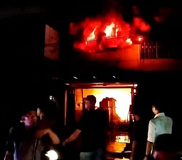 toko_perabot_di_indrapura_ludes_terbakar