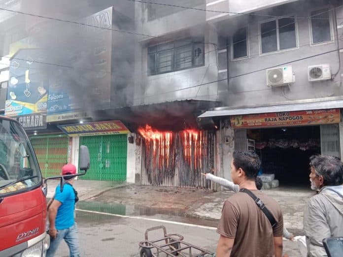 toko_sepatu_di_pasar_sambu_medan_terbakar