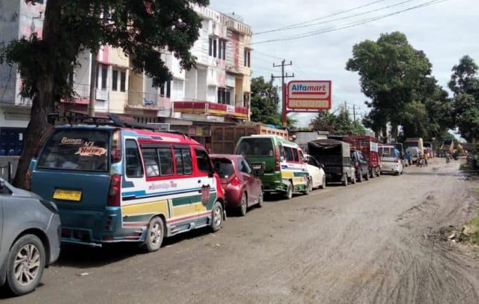 truk_kayu_terperosok_jalan_asahan_macet