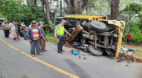 truk_timpa_pengendara_motor_dua_orang_tewas