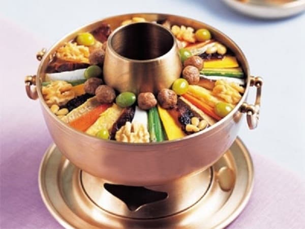 unggah_foto_makanan_di_medsos_riya_kah