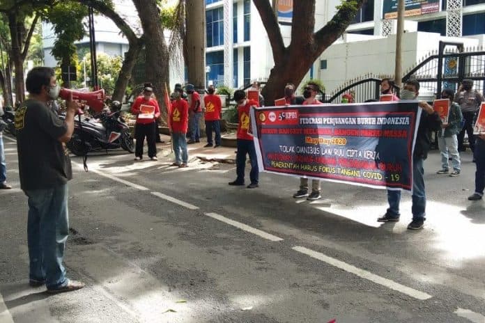 unjuk_rasa_buruh_di_medan_jaga_jarak
