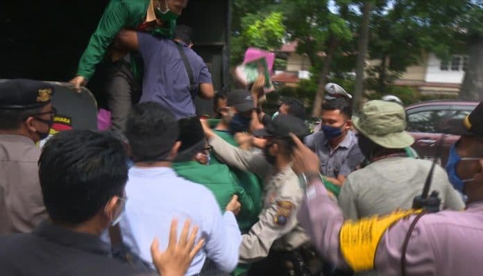 unjuk_rasa_mahasiswa_di_medan_dibubar_paksa