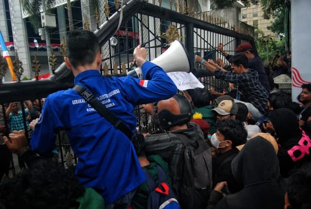 unjuk_rasa_mahasiswa_di_medan_ricuh