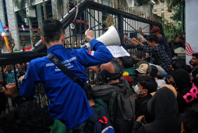 unjuk_rasa_mahasiswa_di_medan_ricuh