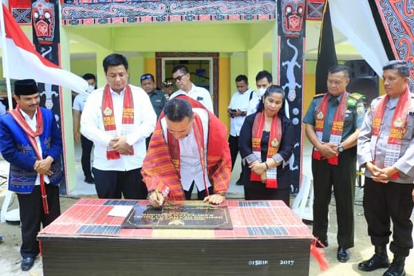 wagubsu_resmikan_gor_di_kabupaten_samosir