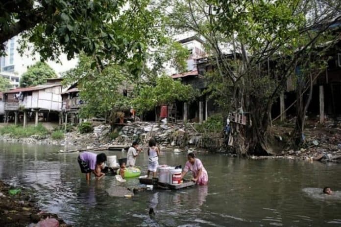 warga_memanfaatkan_aliran_sungai_yang_kotor