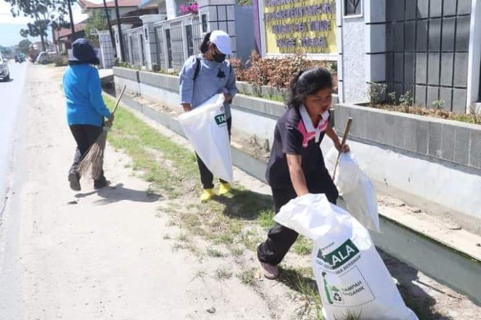 warga_toba_bersih_bersih_sambut_w_20