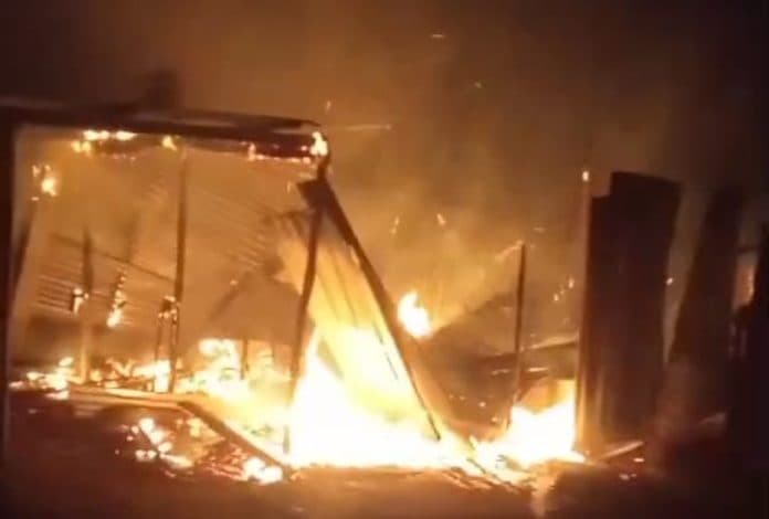 warung_nasi_terbakar_di_pandan_tapteng