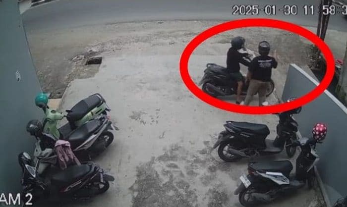 aksi_pelaku_curanmor_di_lokasi_yang_berjarak_100_meter_dari_markas_polisi