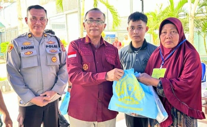 peduli_keluarga_warga_binaan_lapas_labuhan_ruku_salurkan_100_paket_bansos