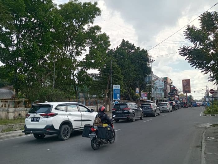 pengunjung_irian_siantar_parkir_di_badan_jalan_timbulkan_macet_