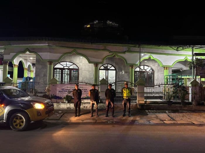 polres_tanah_karo_amankan_shalat_tarawih_di_hari_pertama_ramadhan