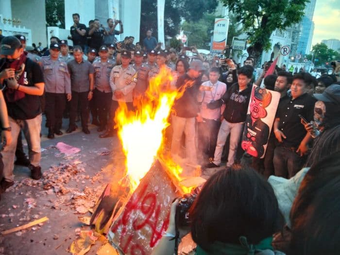 aksi_may_day_massa_bakar_ban_di_depan_kantor_gubernur_sumut