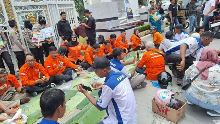buruh_makan_bersama_pakai_lauk_tahu_dan_tempe_di_depan_kantor_gubernur_sumut