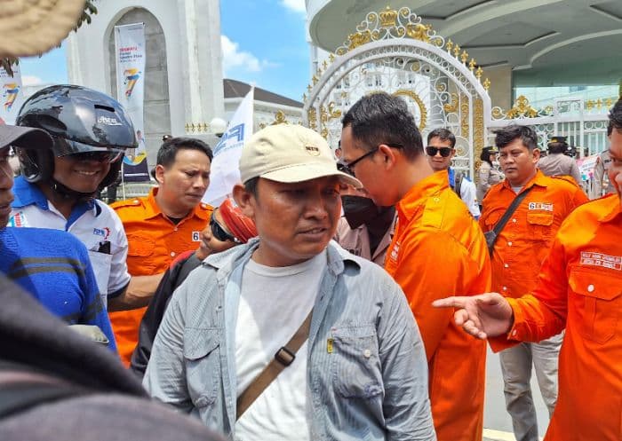 dirumahkan_6_bulan_tak_dapat_pesangon_dua_pekerja_harian_lepas_tuntut_haknya