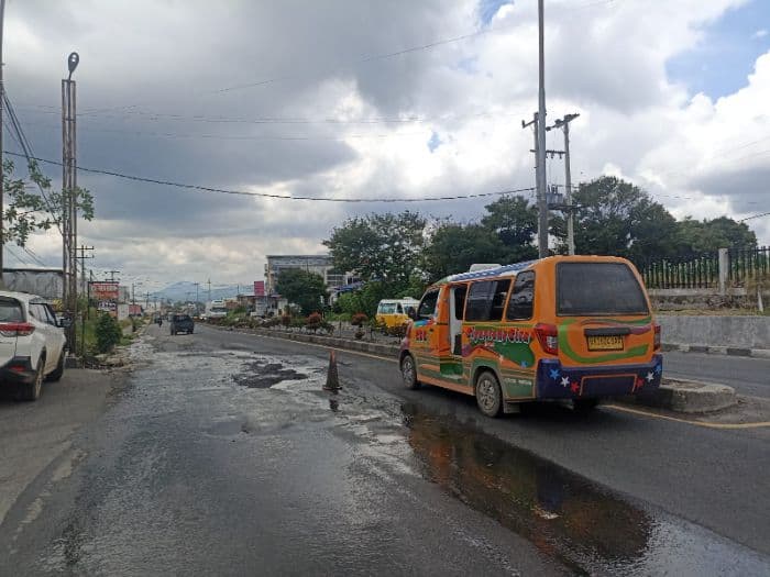 jalan_di_desa_sumbul_raya_karo_sudah_satu_tahun_berlubang