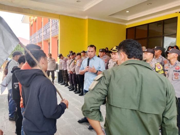 may_day_buruh_di_paluta_sampaikan_tuntutannya_ke_kantor_bupati