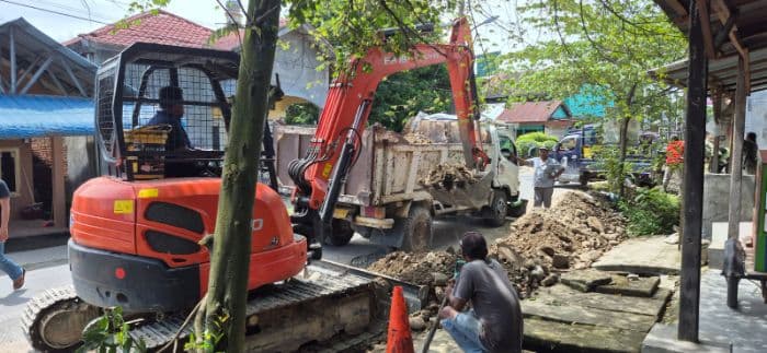 perbaikan_jalan_rusak_bekas_galian_pipa_di_binjai_kembali_dilanjutkan