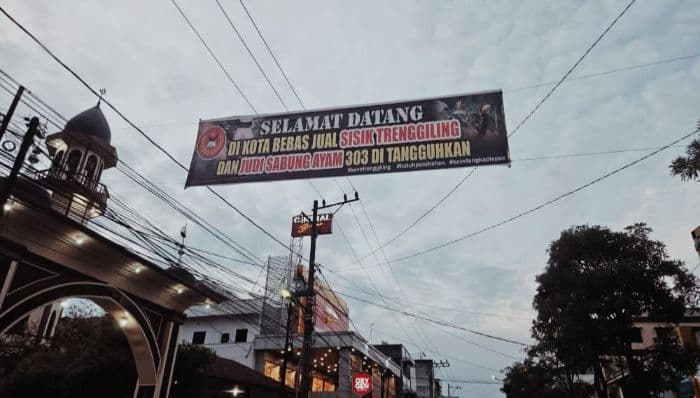 tanggapan_praktisi_hukum_soal_spanduk_soroti_lemahnya_penanganan_hukum_di_asahan_