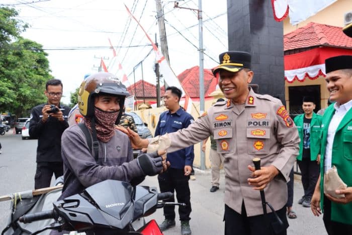aksi_jumat_berkah_polres_tebing_tinggi_dan_gp_ansor_bagikan_250_nasi_bungkus_ke_warga